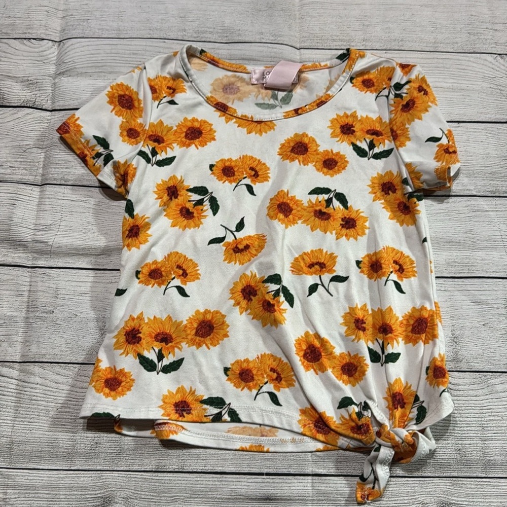 Love Maddie Sunflower Knot-Front Short Sleeve Shirt size Small
